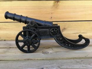 Schöne dekorative Kanone, Gusseisen schwarz